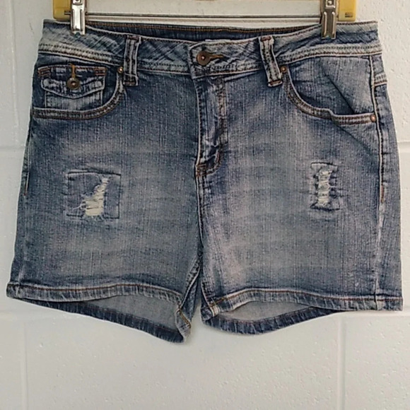 CATO DISTRESSED DENIM 5 POCKET 3" STRETCH MIDRISE JEAN SHORTS - Picture 1 of 5